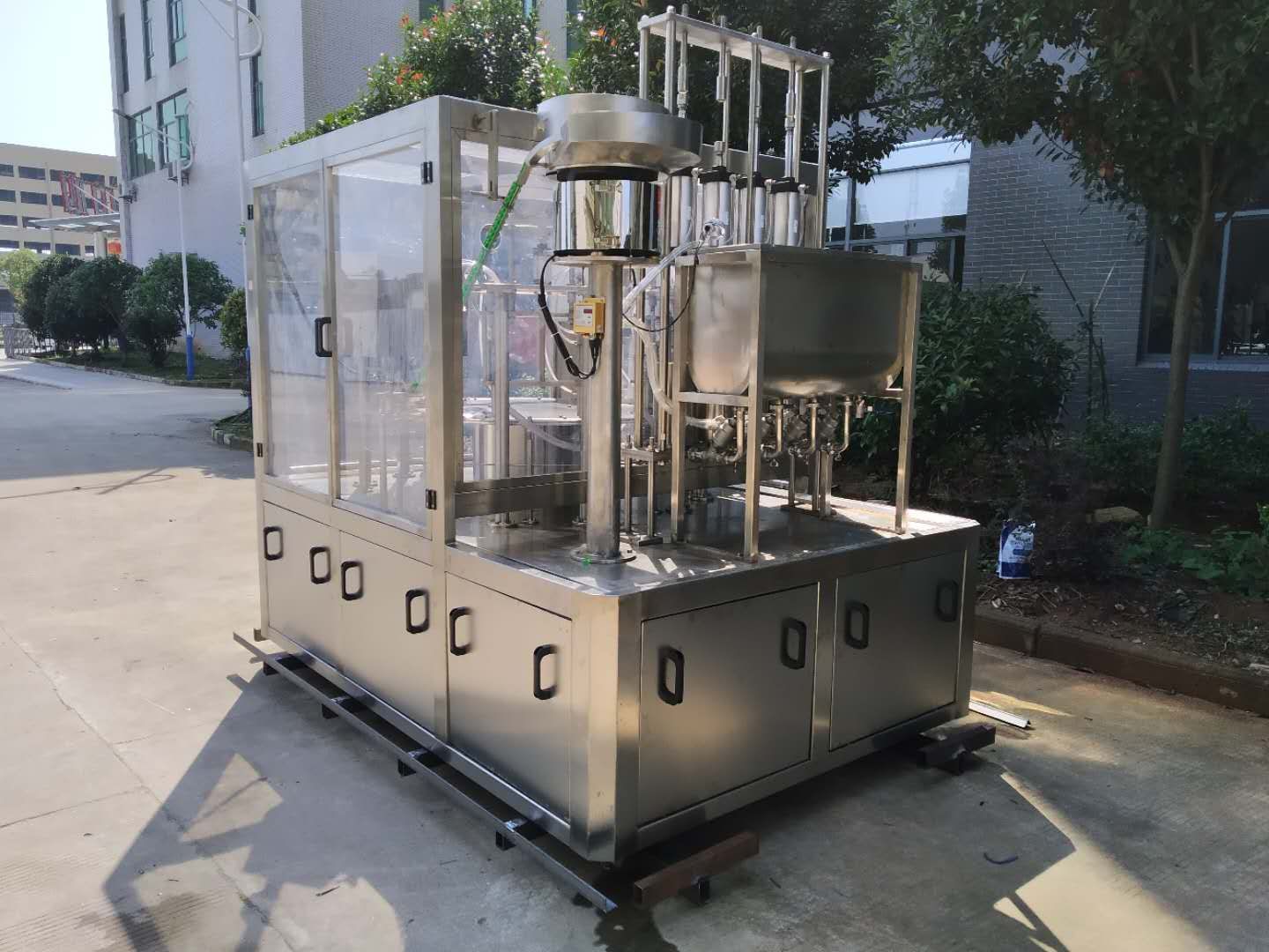 1760685255364362.jpg lg-200 吸嘴袋灌装旋盖机.jpg